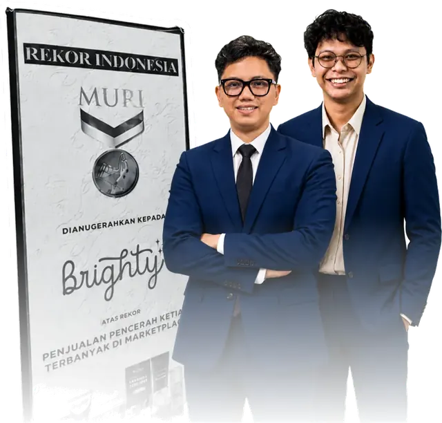 Hadi dan Raafi dengan piagam rekor MURI Brighty